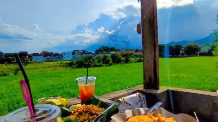 Tempat Nongkrong View Sawah di Padang